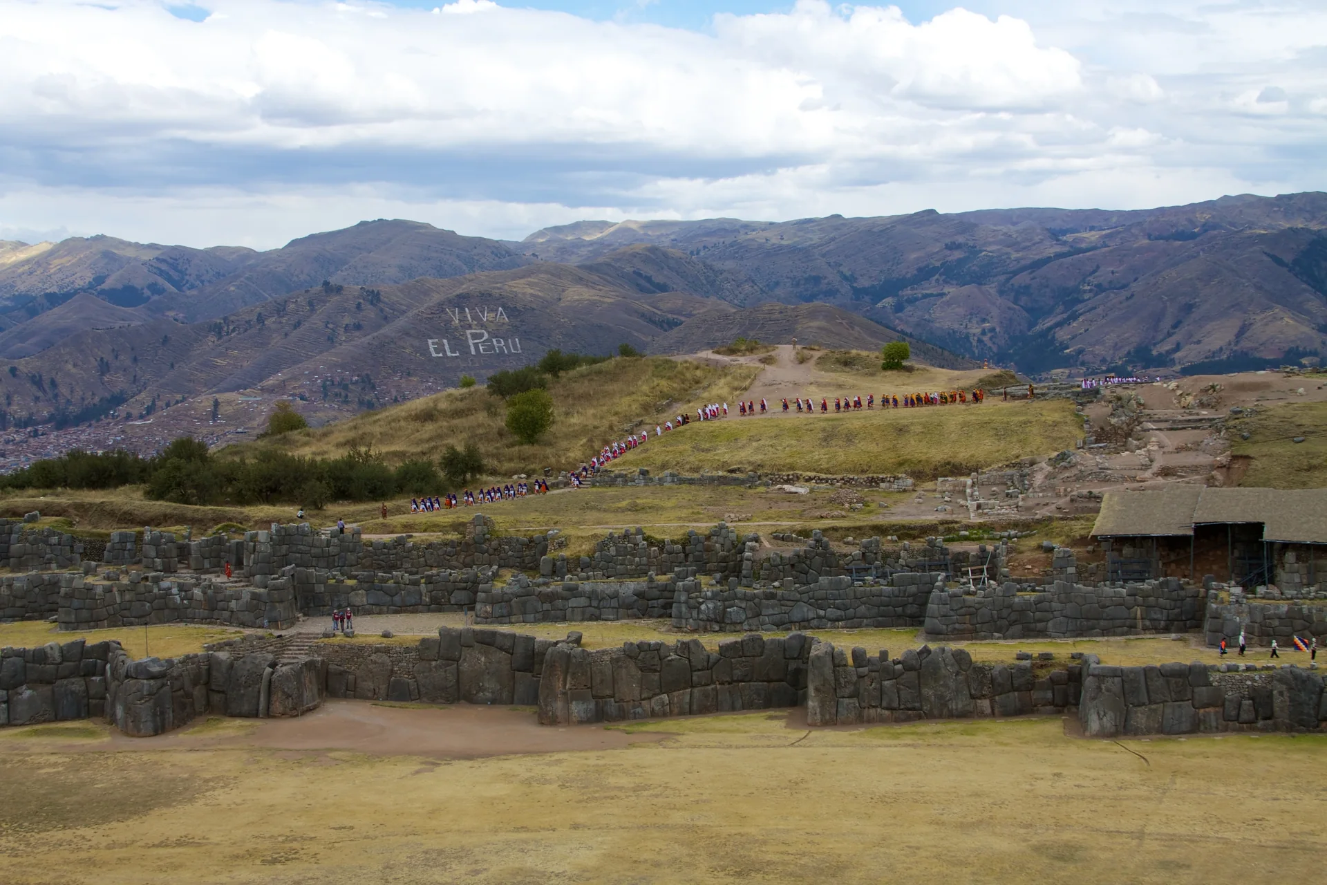 Elenco do Inti Raymi se apresenta na esplanada de Saqsaywaman, em Cusco, em fotografia de 2012.