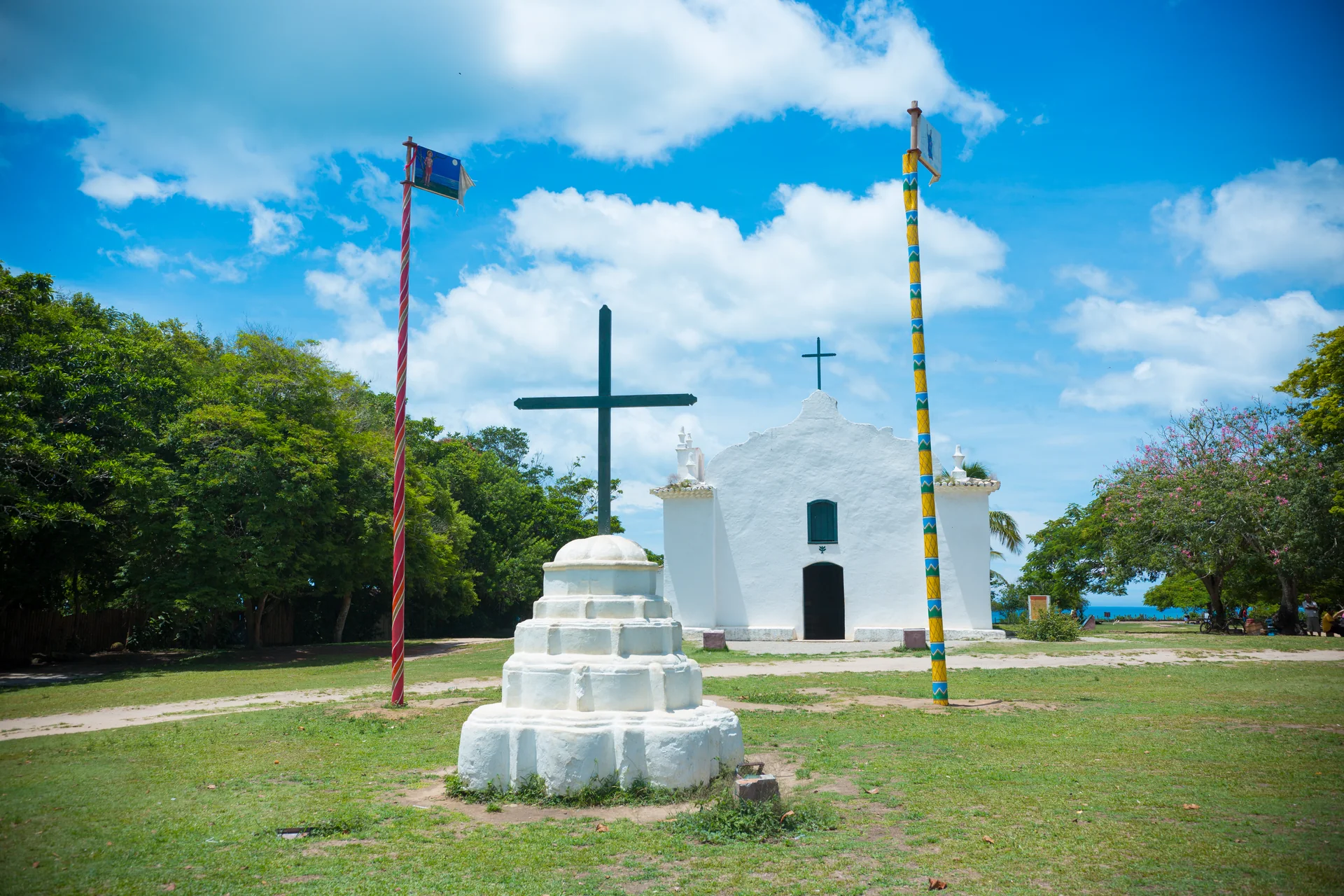 Igreja de São João Batista e elementos do Quadrado de Trancoso em registro documental de 2018, sem assegurar condições atuais de acesso, clima ou funcionamento.