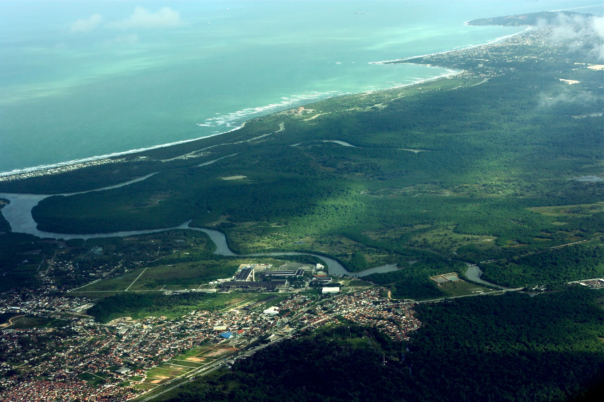 Vista aérea de Porto de Galinhas, com costa, vegetação e área urbana em registro de 2011.